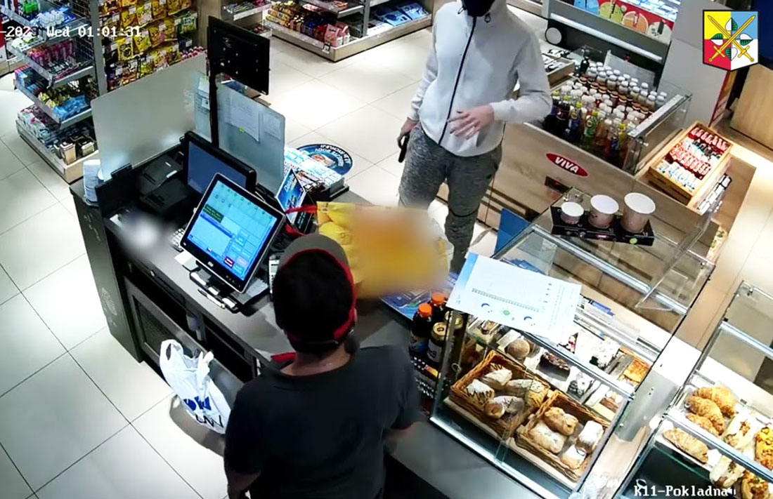 В Чехии неизвестный ограбил две АЗС. Полиция просит помощи: видео