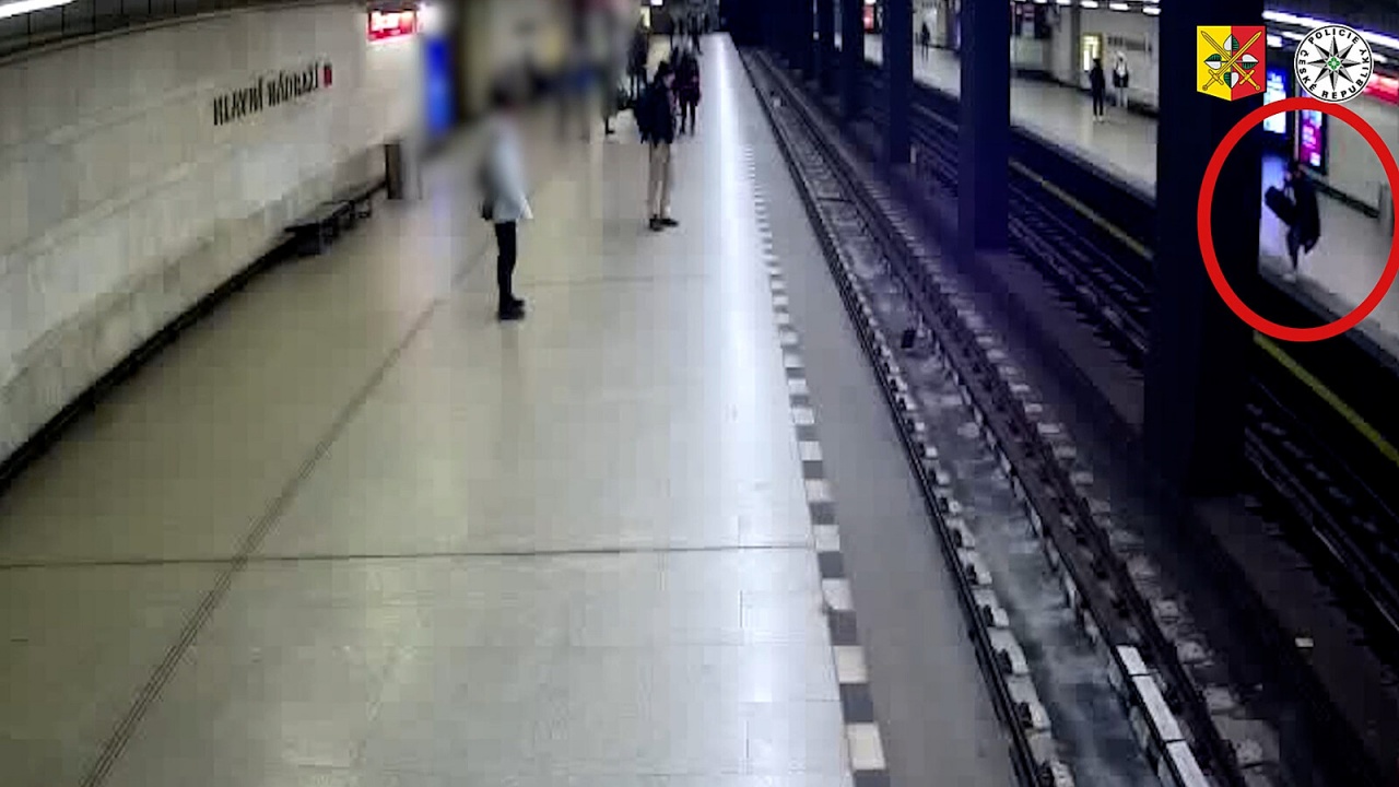 В метро Праги неизвестный столкнул пассажира на рельсы: видео