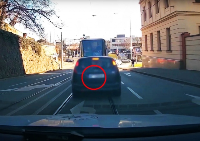 В Чехии водитель забыл избавиться от улики парковочного обмана: видео