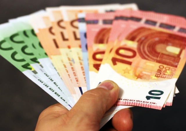 Чешская крона ослабла к евро до минимума за 20 месяцев