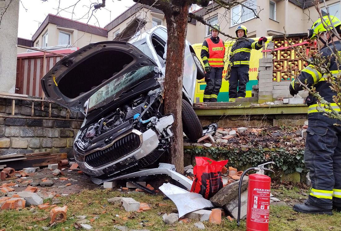 дорожный знак железная дорога без шлагбаума. выезд переезд. переезд в квартиру. грузчики офис. перевозка вещей.