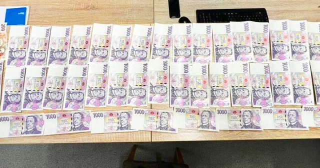 В Чехии продавец нашел забытые покупателем 50 тыс. крон и передал деньги полиции
