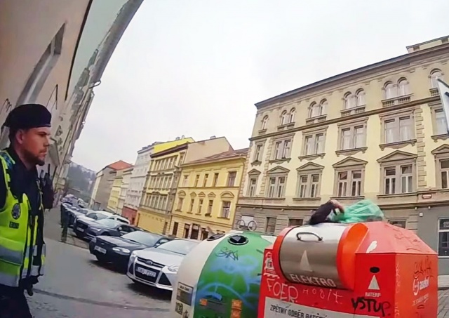 В Праге полиция «застукала» вора в контейнере: видео