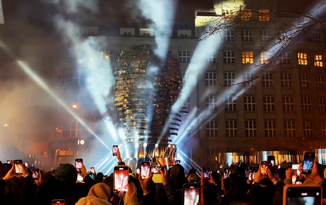 В центре Праги открыли отремонтированную «Голову Кафки»: видео