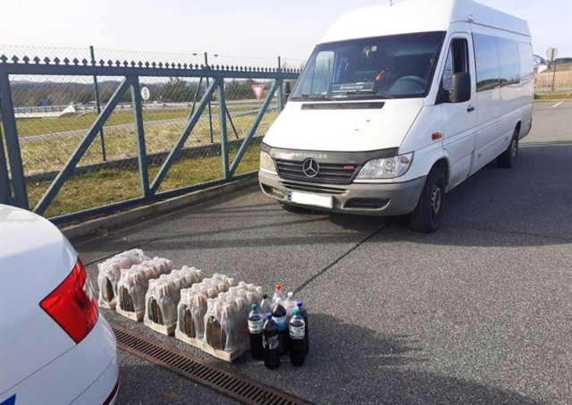 Украинский фургон вез водку и самогон в Прагу на свадьбу. Все забрали таможенники