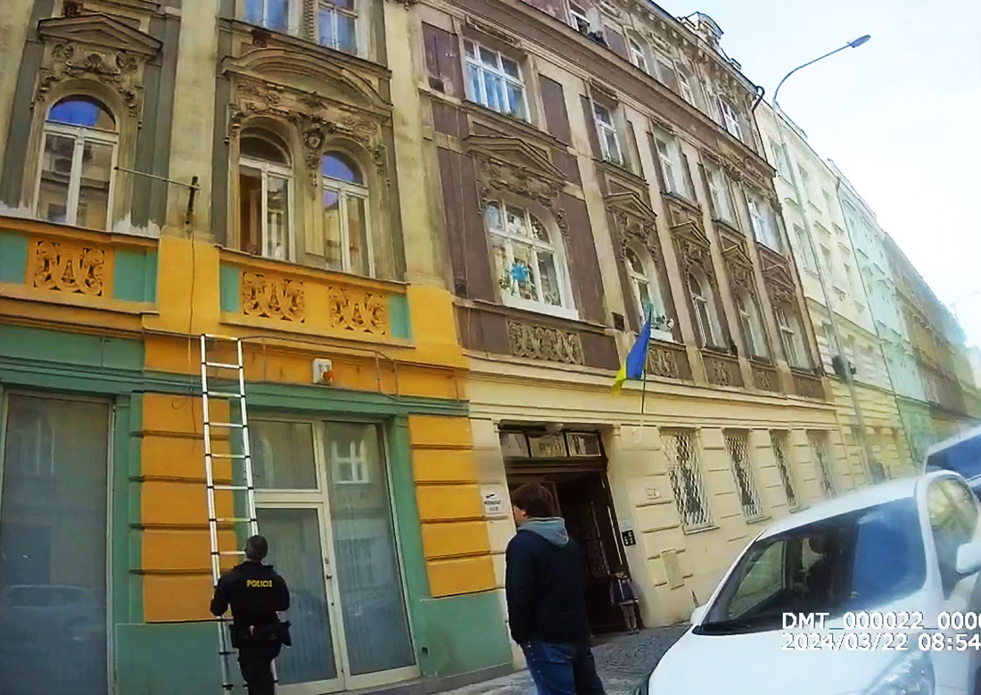 В Праге полицейские спасли двухлетнюю девочку, вышедшую на парапет: видео