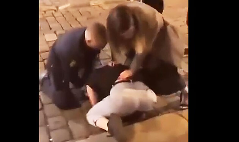 В Праге пьяный полицейский оттаскал за волосы 19-летнюю девушку: видео
