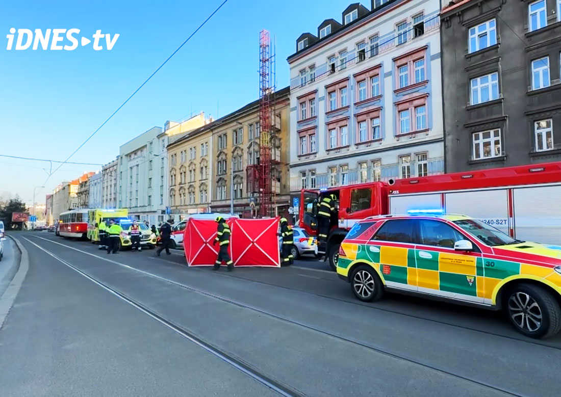 В Праге женщина погибла, отлетев от трамвая под колеса авто