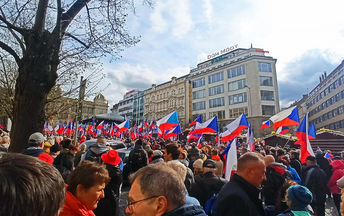 В Праге тысячи человек пришли на антиправительственный митинг