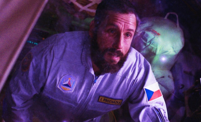 На Netflix вышел «Астронавт» с Адамом Сэндлером. Фильм снят по роману чешского писателя