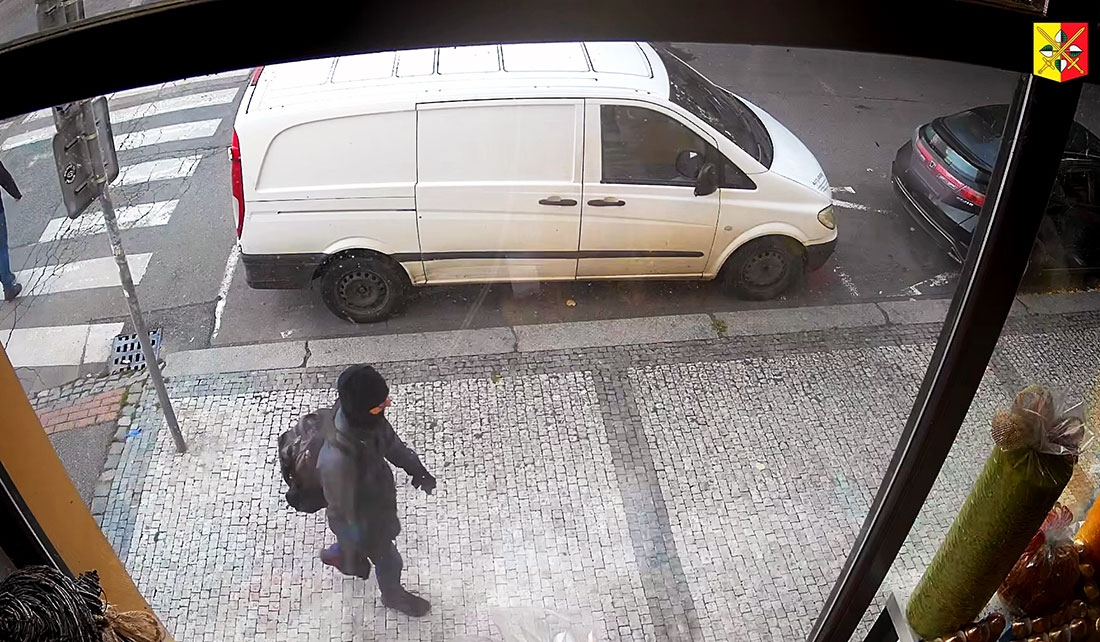 В Праге грабитель унес из пиццерии крупную сумму: видео