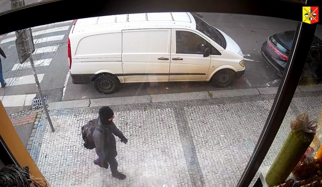 В Праге грабитель унес из пиццерии крупную сумму: видео