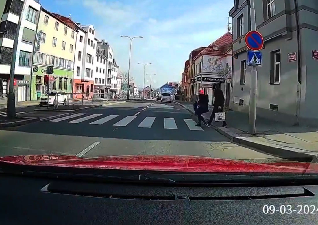 В Праге полицейская машина едва не сбила пешеходов на «зебре»: видео