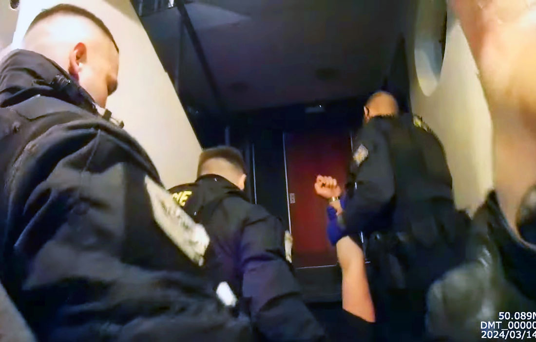 В Праге полицейские дважды за ночь спасли иностранца: видео