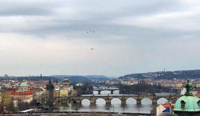 Над Прагой пролетели шесть военных самолетов: видео