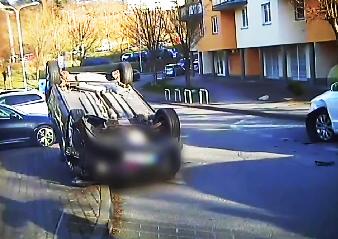 В Чехии пьяный водитель перевернул авто на глазах полицейских: видео