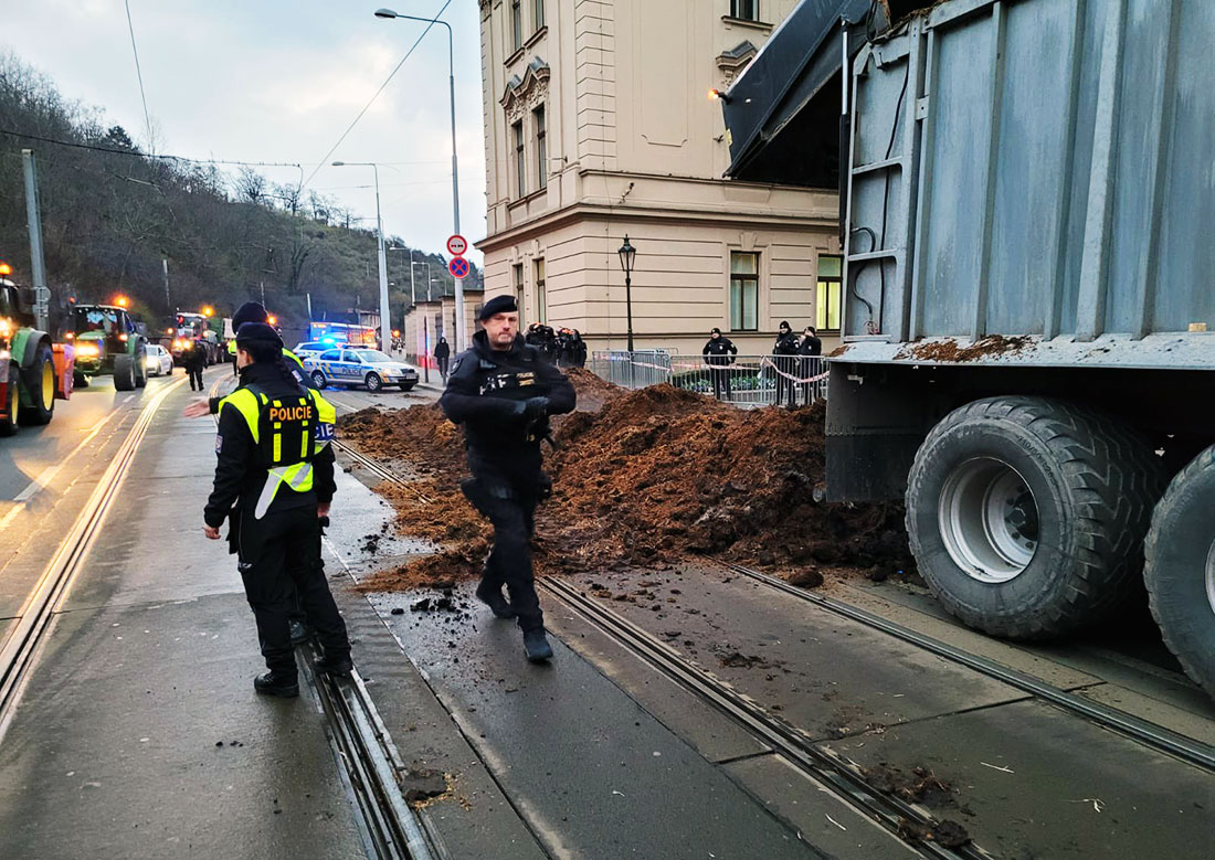 В Праге протестующие фермеры вывалили навоз перед домом правительства: видео