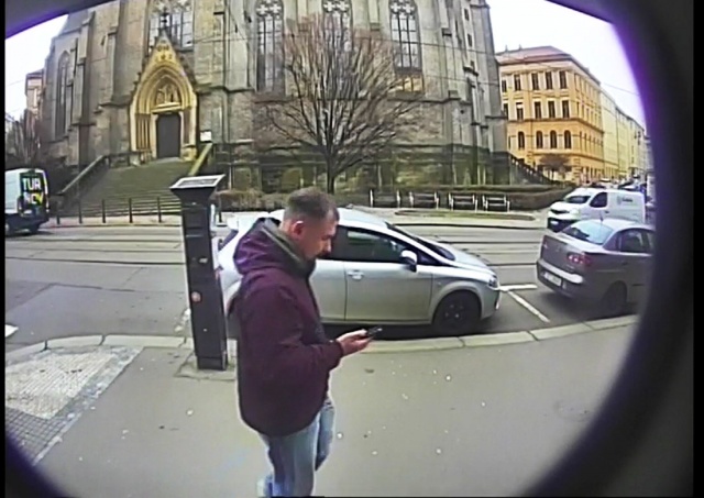 В Праге мужчина забыл забрать деньги из банкомата. Их присвоил неизвестный: видео