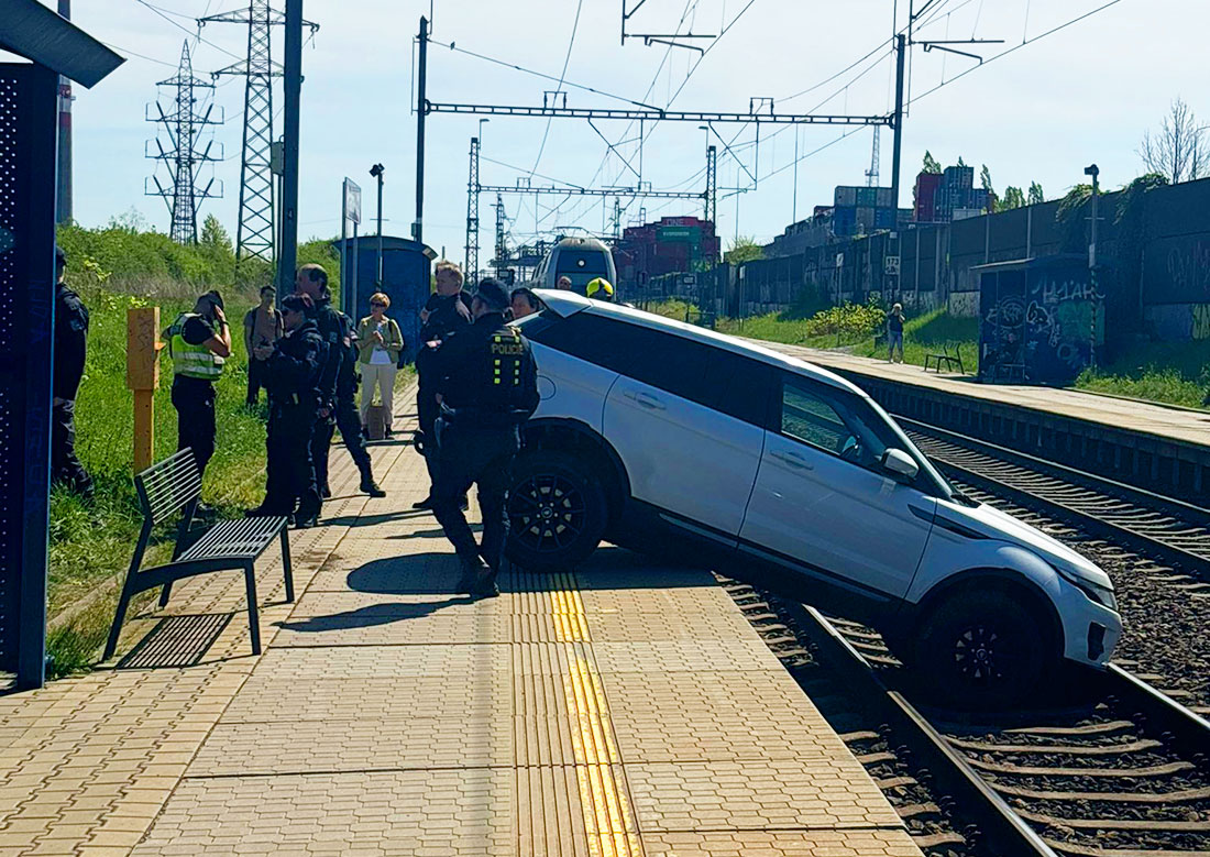 В Праге скатившийся на пути Range Rover нарушил движение поездов