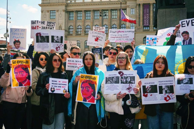 В центре Праги прошел митинг против фемицида в Казахстане: видео и фото