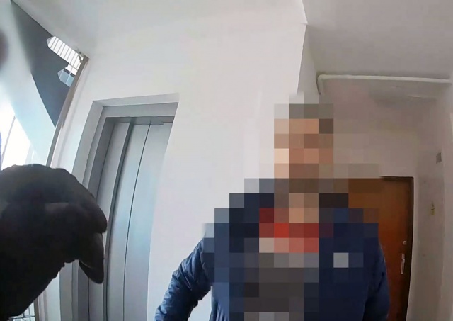 Вдрызг пьяный иностранец ломился в чужую квартиру в Праге: видео