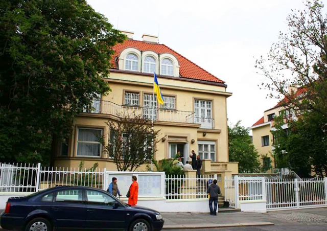 «Это будет честно»: консульства Украины прекратили предоставление услуг мужчинам призывного возраста