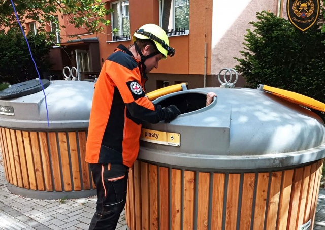 В Чехии мужчина упал в подземный мусорный контейнер, пытаясь достать ключи