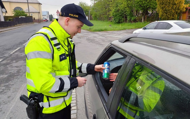 В Чехии полицейские раздавали водителям пиво… безалкогольное