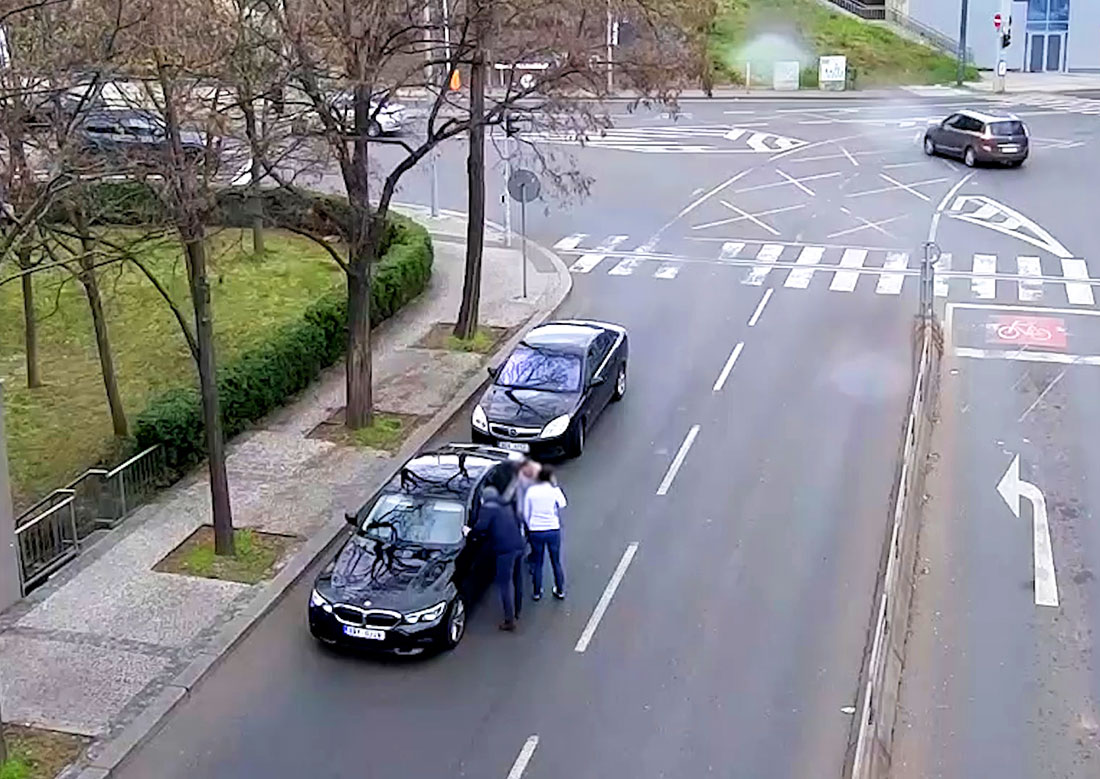 В Праге водителю стало плохо в запертой машине. Спасли очевидцы и полиция: видео