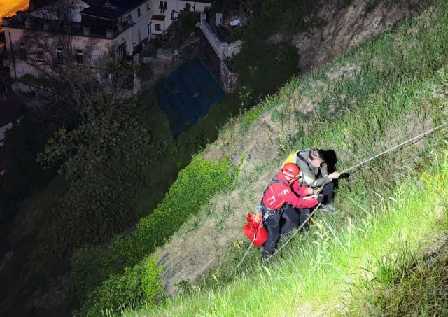 В Праге мужчина пытался залезь на Вышеград по скале. Его пришлось спасать