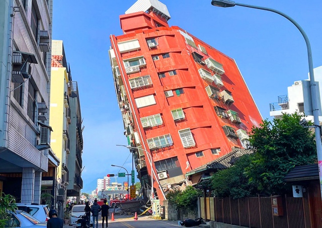 На Тайване произошло сильнейшее за 25 лет землетрясение: видео