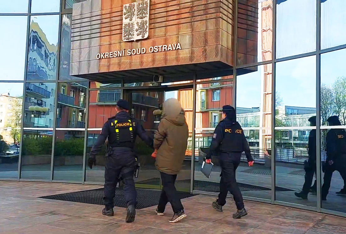 В Чехии агрессор со всей силы толкал людей на улице. Пенсионерка упала на трамвайные пути