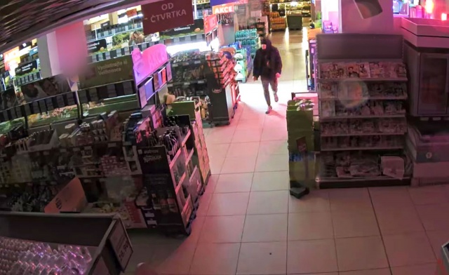 В Праге вор ночью вынес из супермаркета странный набор товаров: видео