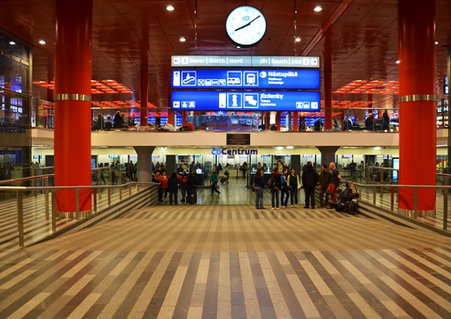 Главный вокзал Праги эвакуировали из-за забытого чемодана