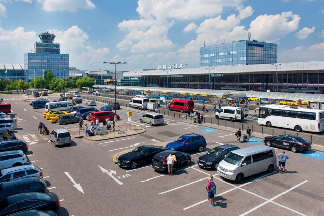 В аэропорту Праги начали действовать новые правила бесплатной парковки