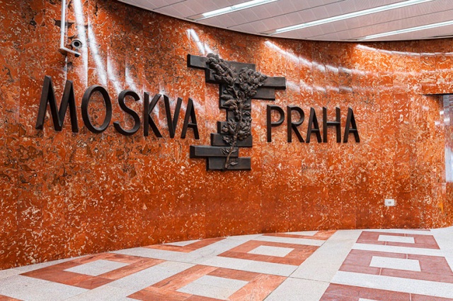 В Праге студент создал петицию за демонтаж барельефа Moskva-Praha на станции метро Anděl