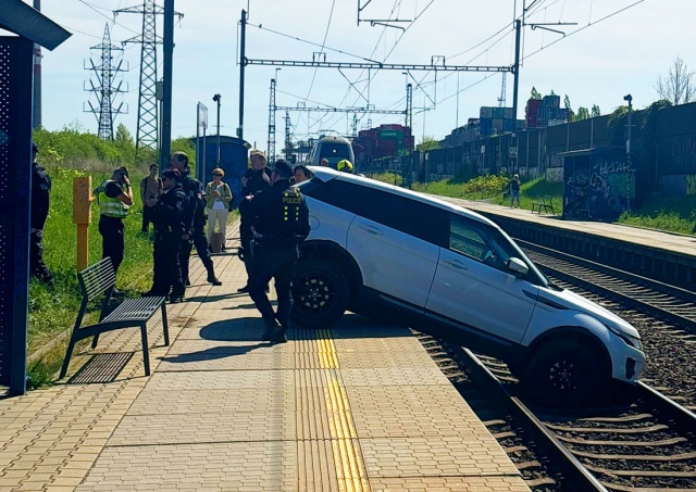 В Праге скатившийся на пути Range Rover нарушил движение поездов