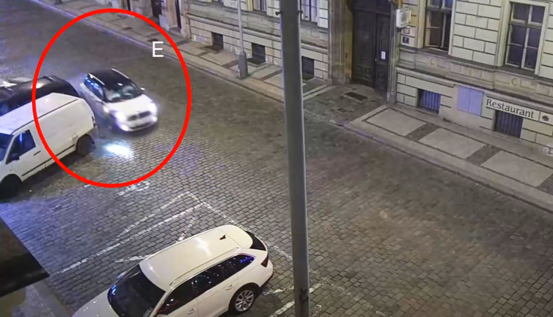 Полиция Праги показала видео ДТП с дамой, протаранившей припаркованные авто