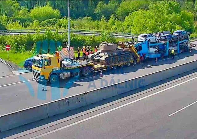 В Чехии легковушку с людьми раздавило между автовозом и фурой, перевозившей танк