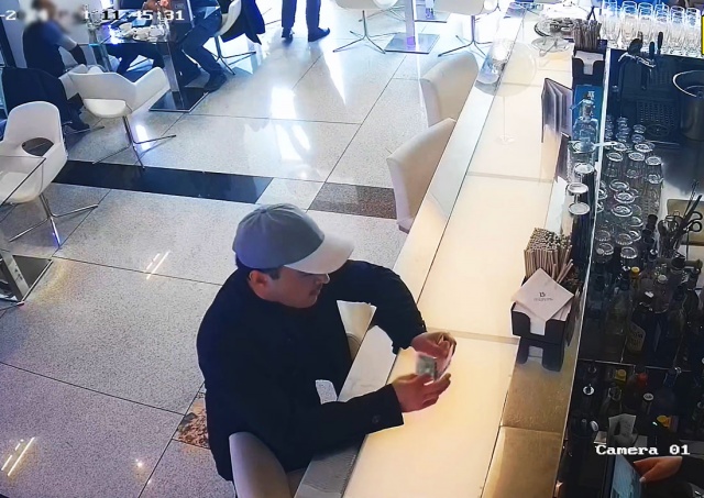 У посетителя кафе в Праге украли 60 тыс. крон: видео