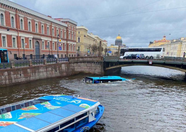 В центре Петербурга автобус с пассажирами упал в реку: видео