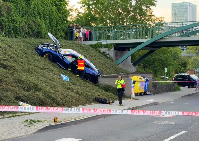 Водитель Porsche, сбивший в Праге женщину с детской коляской, прокомментировал ДТП