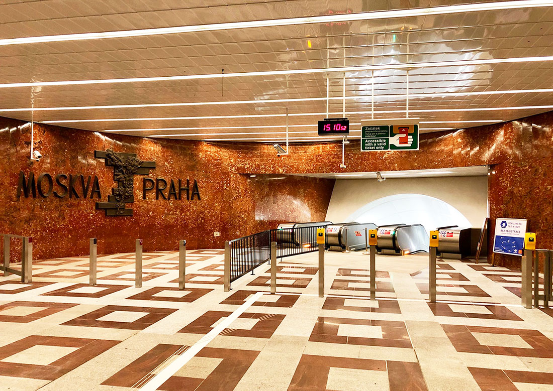 Барельеф «Москва-Прага» в пражском метро изменят и дополнят табличкой о советской оккупации