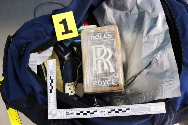 Иностранец прилетел в Прагу с четырьмя брикетами кокаина в багаже