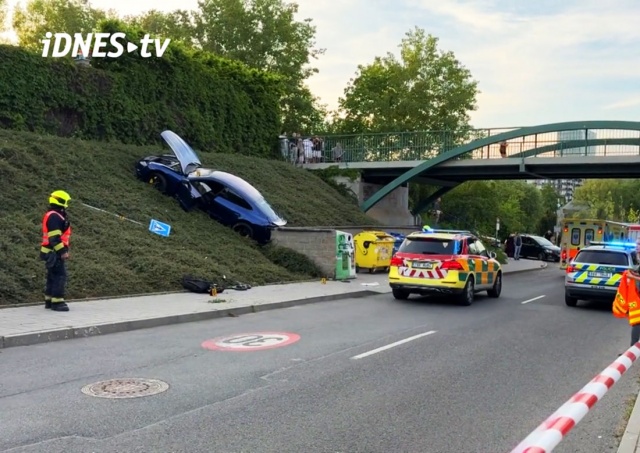 В Праге водитель Porsche вылетел на тротуар и сбил женщину с детской коляской