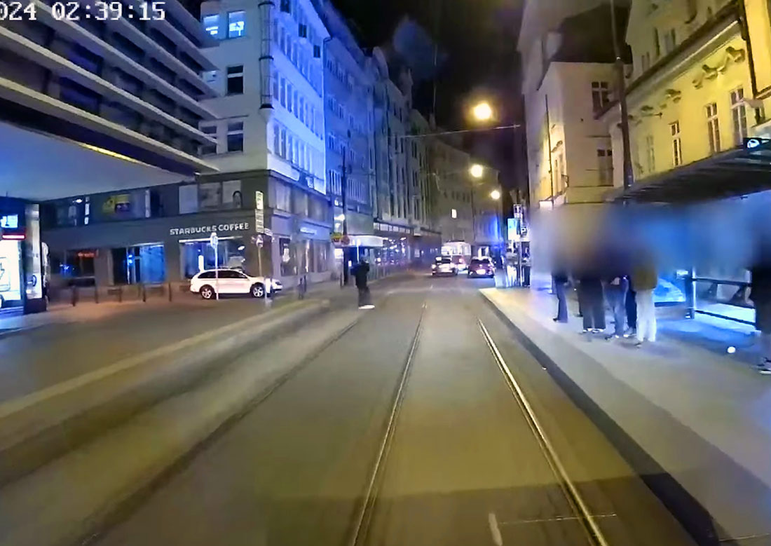 Наркоман угрожал ножом прохожим в центре Праги: видео