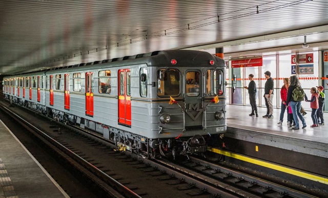 Пассажиров метро Праги целый день возили исторические поезда: как это было