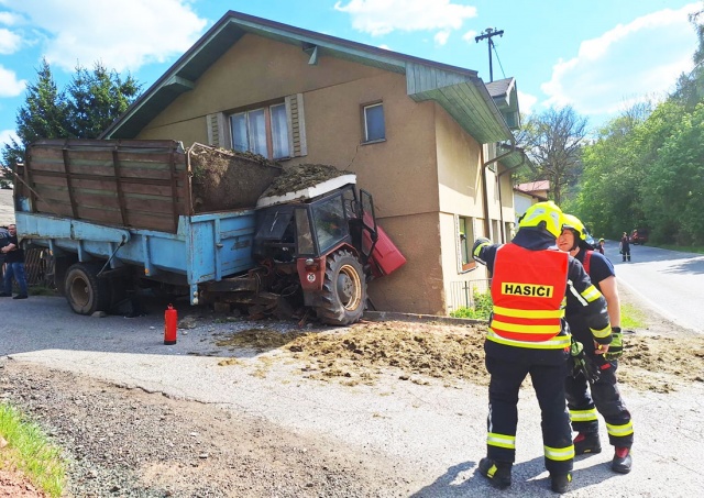 В Чехии трактор въехал в жилой дом: фото и видео