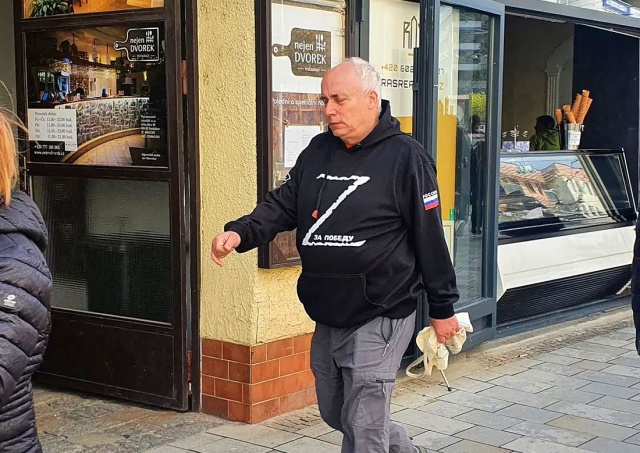 В Чехии бывший политик гулял в Z-толстовке. Полиция преступления не усмотрела