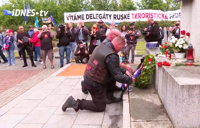 «Ночных волков» в Праге встретили противники и сторонники: видео